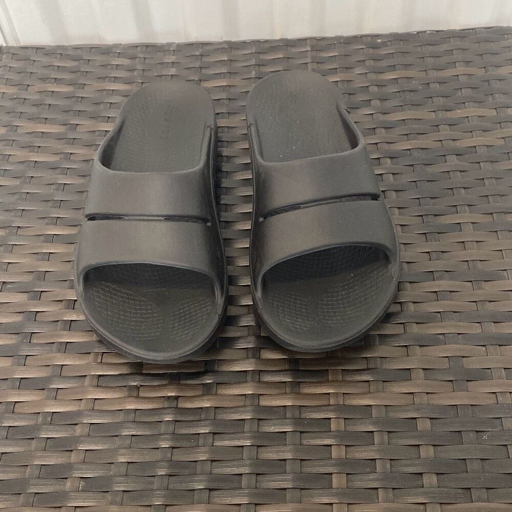 Oofos sandals, women’s size 8